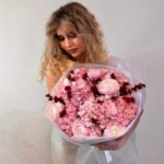 Trio bukiet (Różowe hortensje, jaskry, illex) - obrazek 2