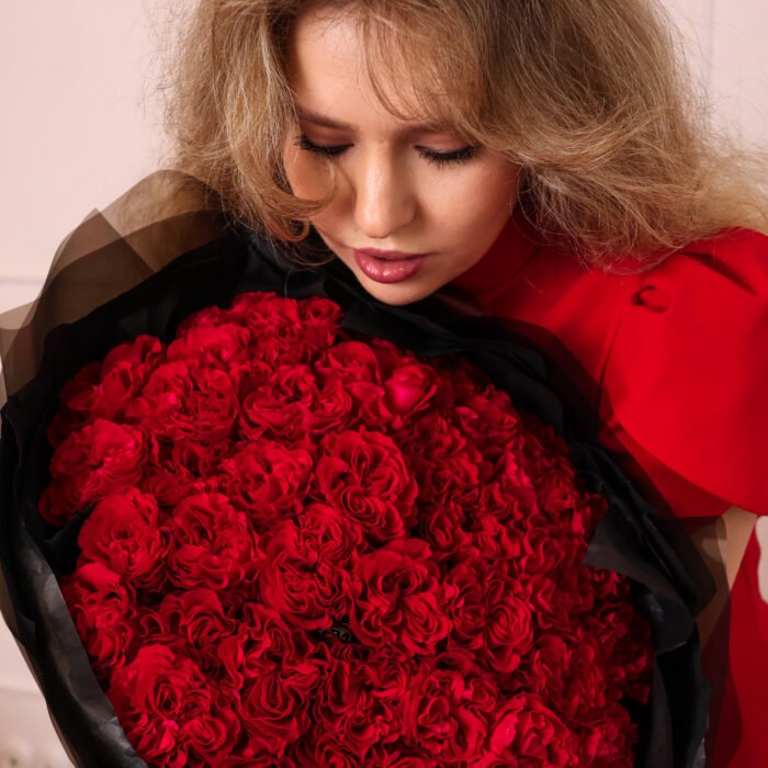 Bukiet głęboko czerwonych róż - obrazek 2