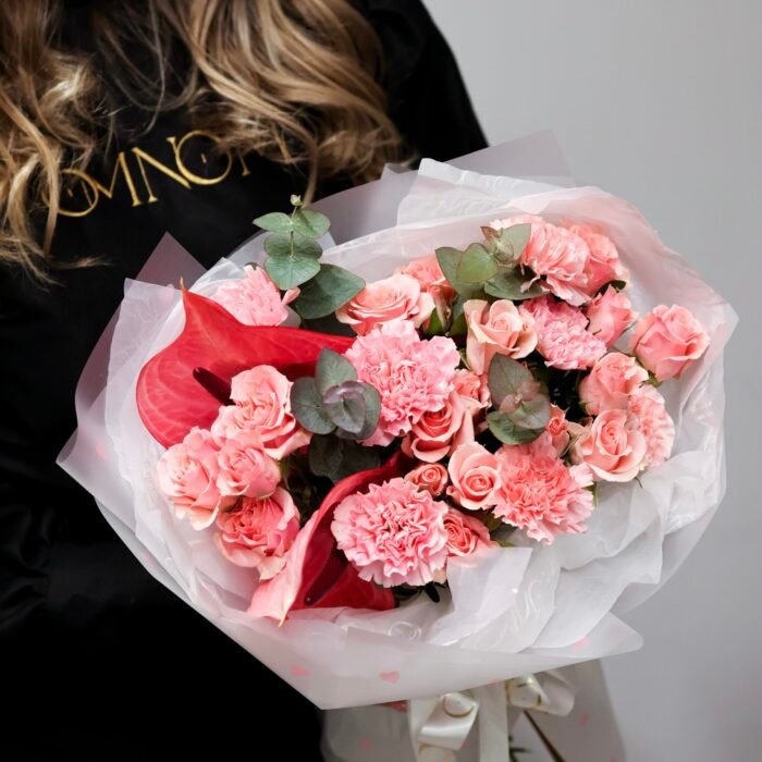 Bukiet z miksu różowych kwiatów - obrazek 1