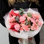 Bukiet z miksu różowych kwiatów - obrazek 2