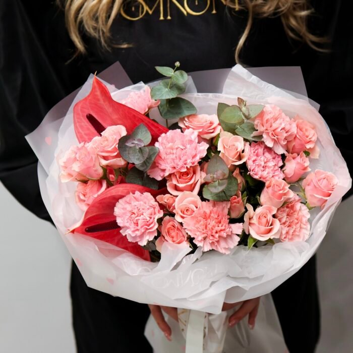 Bukiet z miksu różowych kwiatów - obrazek 2