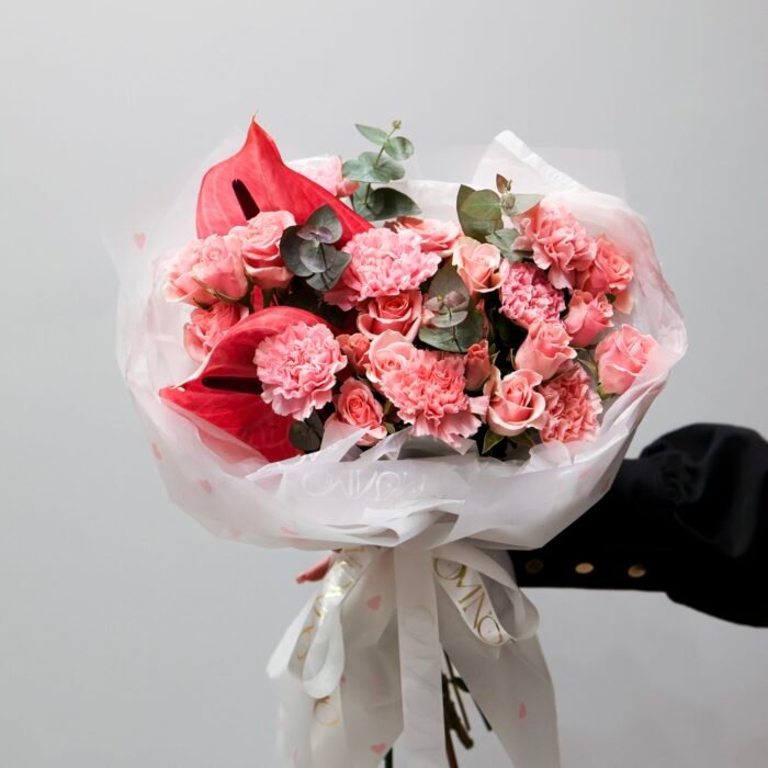 Bukiet z miksu różowych kwiatów - obrazek 3