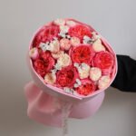 Bukiet z piwoniowych róż i alium - obrazek 3