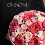 Bukiet z piwoniowych róż i alium - obrazek 4