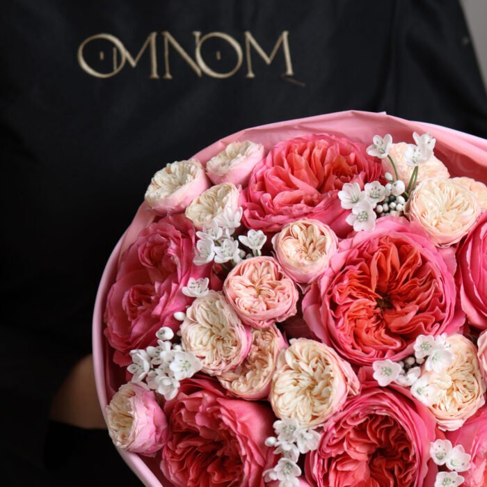 Bukiet z piwoniowych róż i alium - obrazek 4