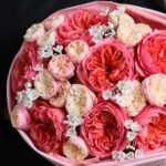 Bukiet z piwoniowych róż i alium