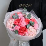 Mix piwoniowych róż i hortensji