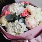 Bukiet z piwoniami, różami i hortensjami - obrazek 2