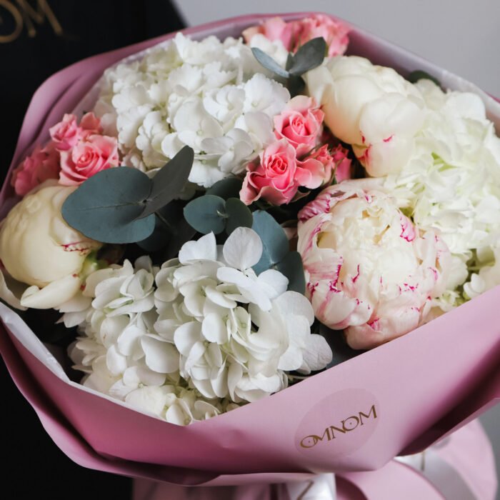 Bukiet z piwoniami, różami i hortensjami - obrazek 2
