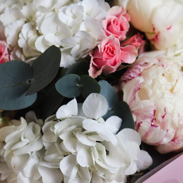 Bukiet z piwoniami, różami i hortensjami - obrazek 3
