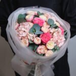 Bukiet hortensj, piwoniowej róży i eukaliptusa