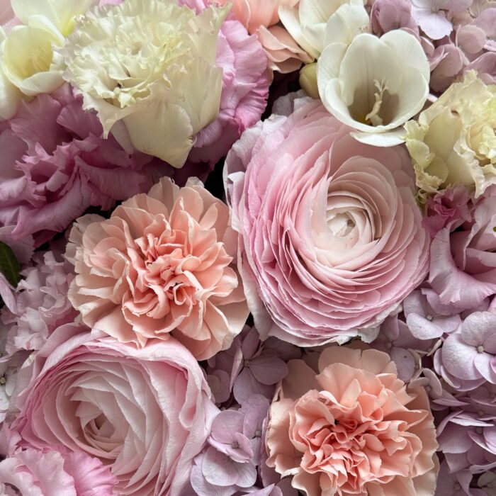 Bukiet z hortensji, jaskrów, frezji, eustomy i goździków — изображение 4