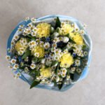 Bukiet z goździków, rumianku, tulipanów i oksypetalum — изображение 3