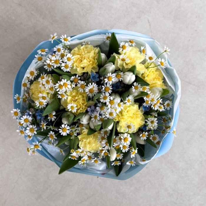 Bukiet z goździków, rumianku, tulipanów i oksypetalum — изображение 3