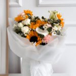 Bukiet ze słoneczników, białych róż, rumianku, goździków, eukaliptusa i kalii - obrazek 3