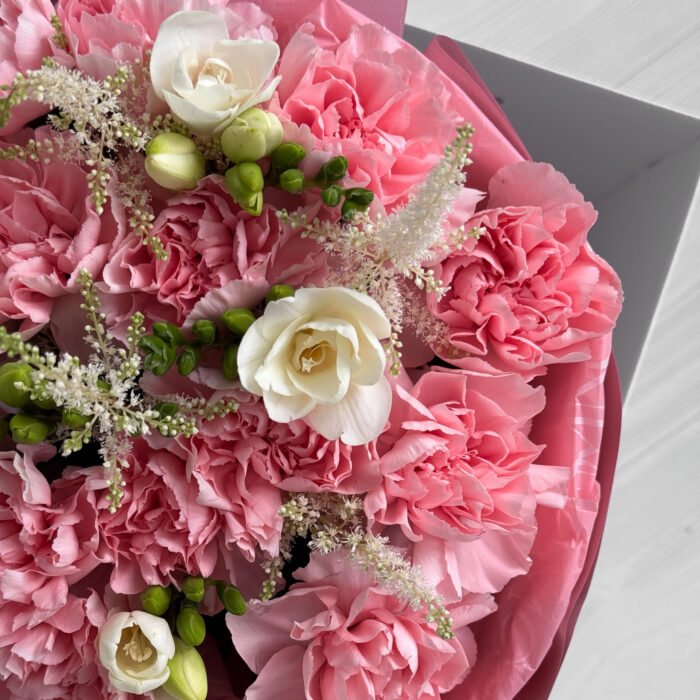 Bukiet z goździków, frezji i astilbe - obrazek 2