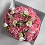 Bukiet z goździków, frezji i astilbe