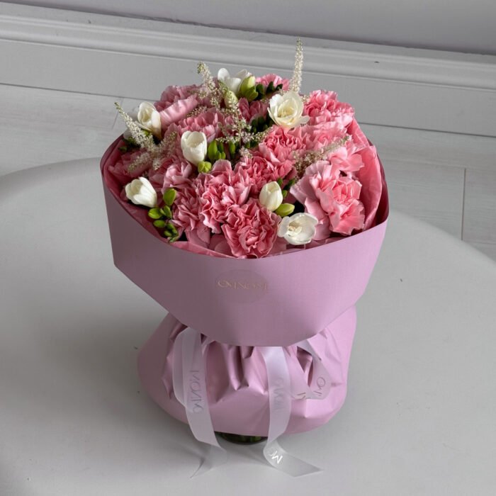 Bukiet z goździków, frezji i astilbe - obrazek 4