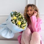 Bukiet z goździków, rumianku, tulipanów i oksypetalum — изображение 2