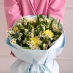 Bukiet z goździków, rumianku, tulipanów i oksypetalum