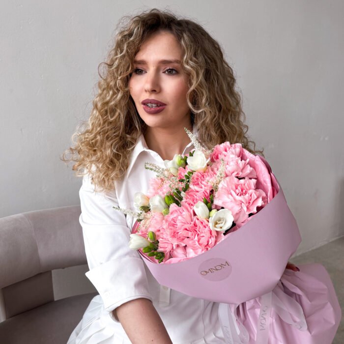 Bukiet z goździków, frezji i astilbe - obrazek 3