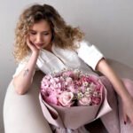 Bukiet z hortensji, różowych róż, rumianku, goździków i jaskrów