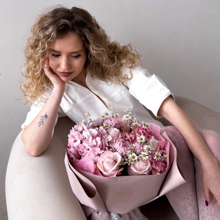 Bukiet z hortensji, różowych róż, rumianku, goździków i jaskrów — изображение 1