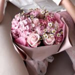 Bukiet z hortensji, różowych róż, rumianku, goździków i jaskrów — изображение 2