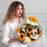 Bukiet ze słoneczników, białych róż, rumianku, goździków, eukaliptusa i kalii