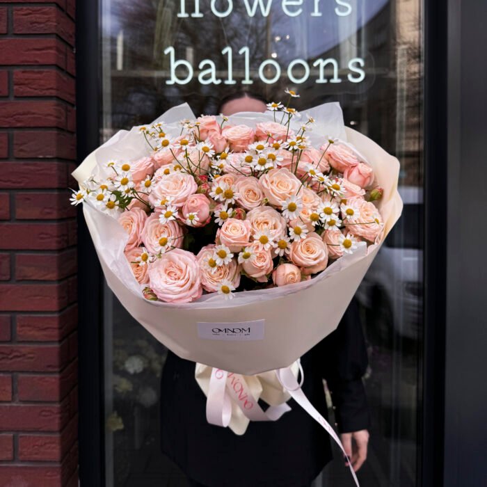 Bukiet z róż Bombastic i rumianków - obrazek 3