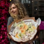 Bukiet z hortensji, piwoniowej róży, ostróżki - obrazek 2