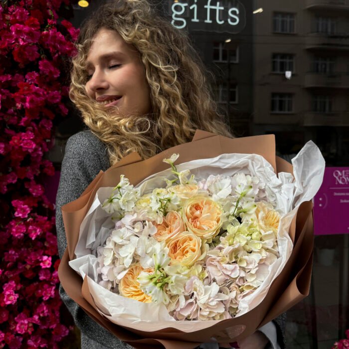 Bukiet z hortensji, piwoniowej róży, ostróżki - obrazek 2