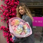 Bukiet z hortensją, jaskrami, gipsófila