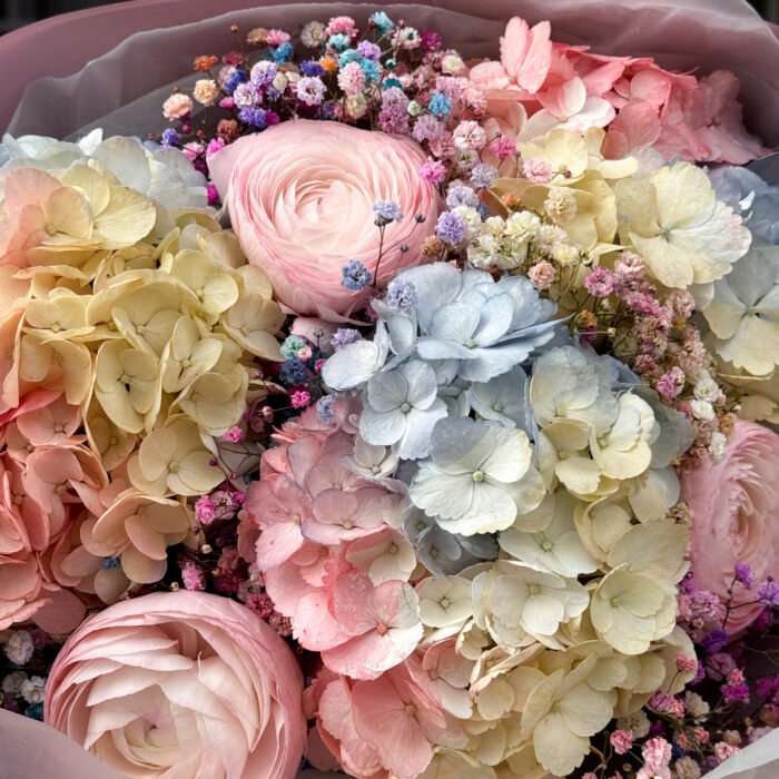 Bukiet z hortensją, jaskrami, gipsófila - obrazek 2