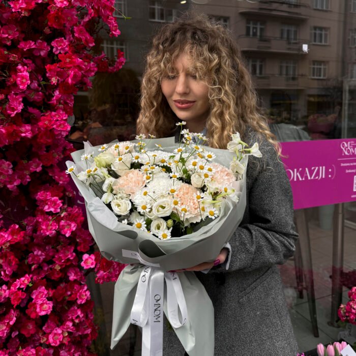 Bukiet z rumiankiem, białym santini, eustomą, goździkami i ostróżką - obrazek 3