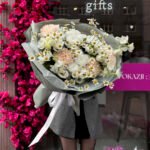 Bukiet z rumiankiem, białym santini, eustomą, goździkami i ostróżką