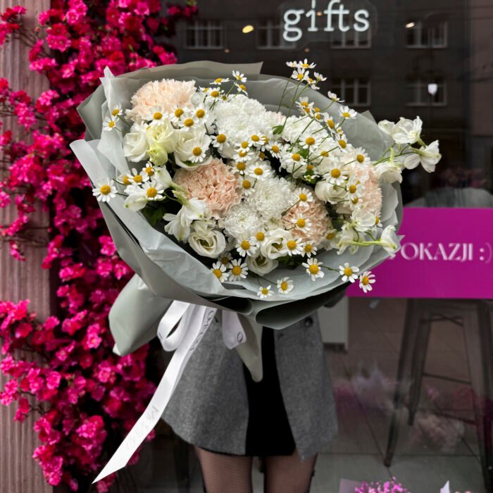 Bukiet z rumiankiem, białym santini, eustomą, goździkami i ostróżką - obrazek 1