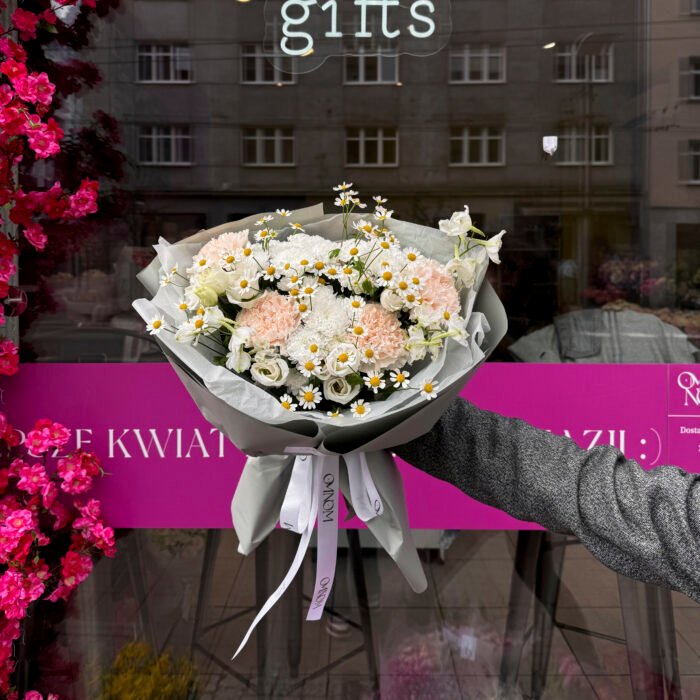 Bukiet z rumiankiem, białym santini, eustomą, goździkami i ostróżką - obrazek 2