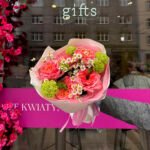 Bukiet z róż „Mandaryn expression”, wiburnuma, rumianku