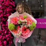 Bukiet z róż „Mandaryn expression”, wiburnuma, rumianku — изображение 3