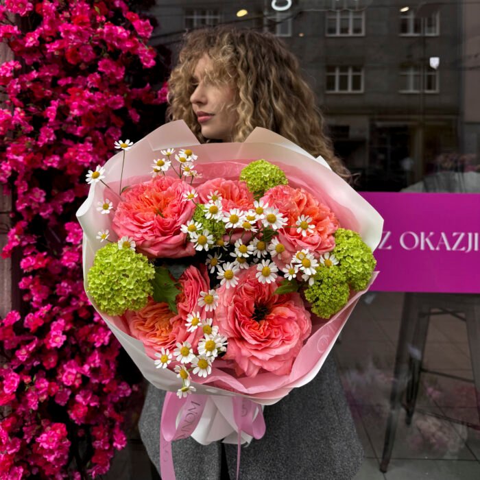 Bukiet z róż „Mandaryn expression”, wiburnuma, rumianku — изображение 3