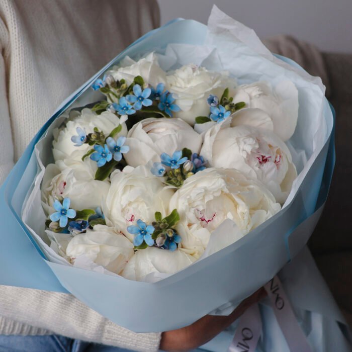 Bukiet z piwoniami  i oxypetalum - obrazek 2