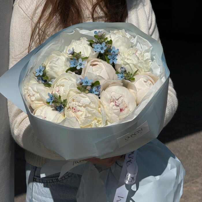 Bukiet z piwoniami  i oxypetalum - obrazek 3