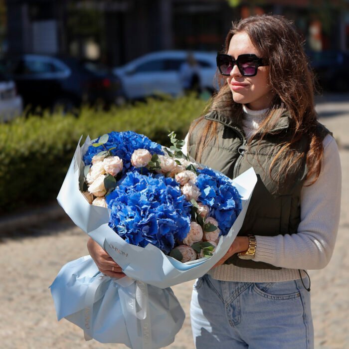 Bukiet z hortensjami i różami gałązkowymi - Image 3