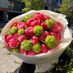 Bukiet z piwonii Coral Charm i viburnum - obrazek 2