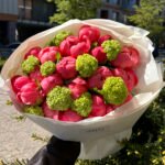 Bukiet z piwonii Coral Charm i viburnum - obrazek 3