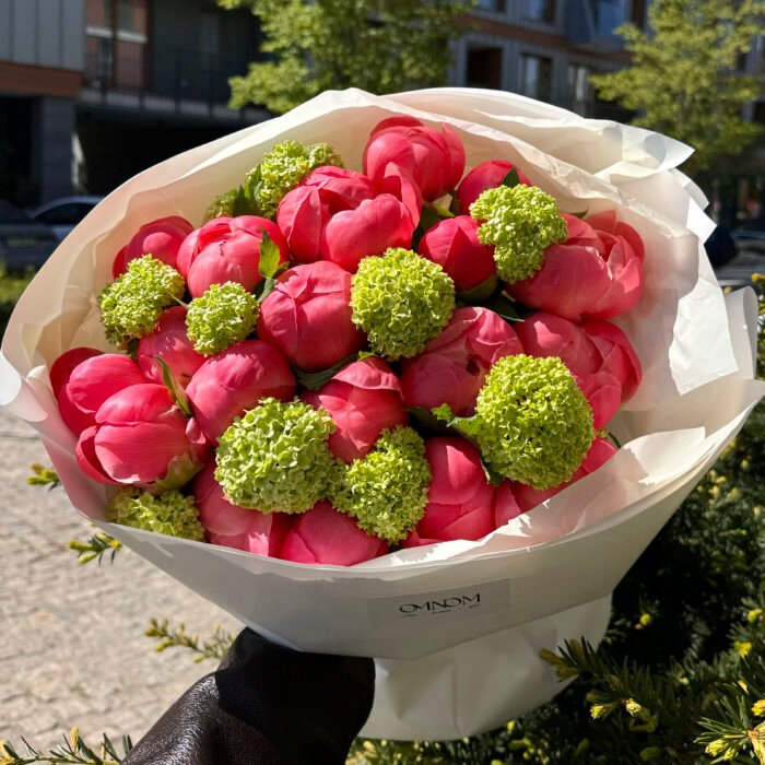 Bukiet z piwonii Coral Charm i viburnum - obrazek 3