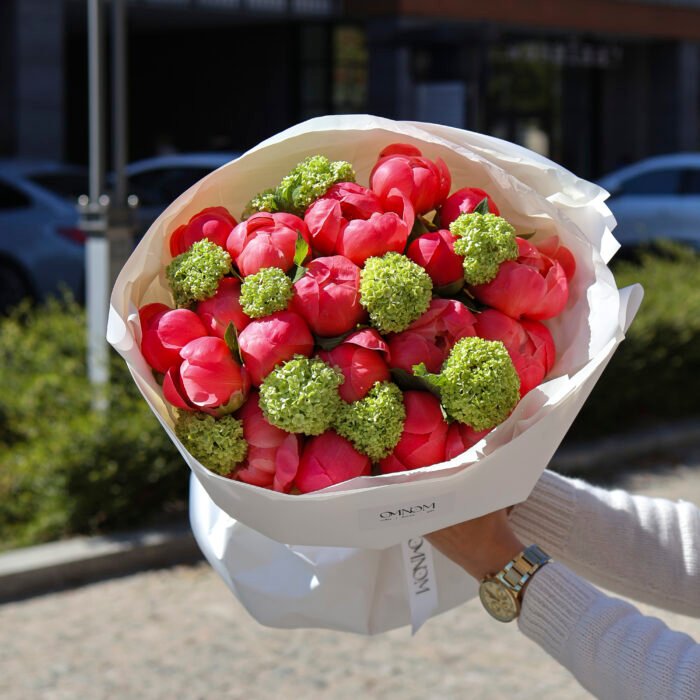 IMG_7682 Bukiet z piwonii Coral Charm i viburnum - Image 1