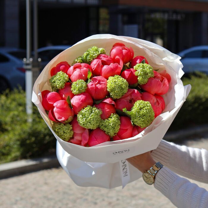 Bukiet z piwonii Coral Charm i viburnum - obrazek 4