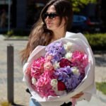 Bukiet z hortensji, goździków, eustomy i róży Country Blues